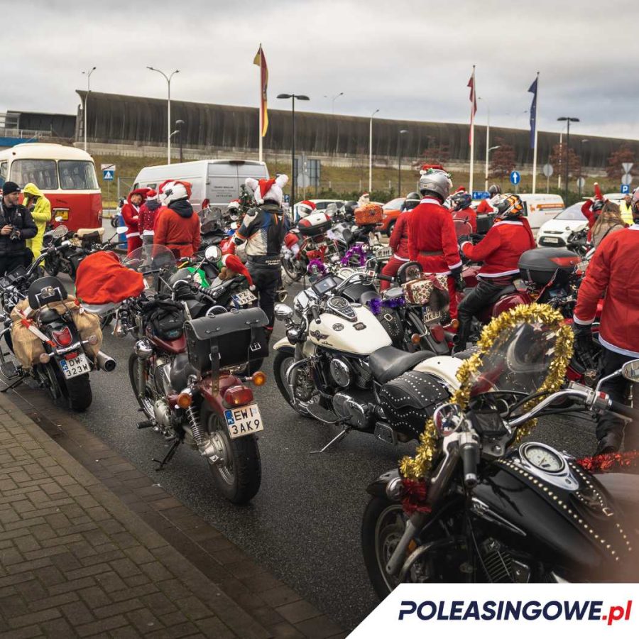 Grupa motocyklistów w strojach świętego Mikołaja przygotowujących się do parady w ramach Moto Mikołaje 2024 we Wrocławiu.