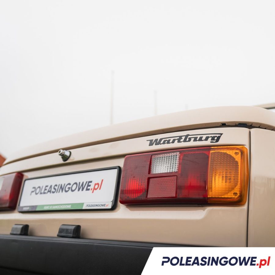 Tył Wartburga z logotypem poleasingowe.pl na tablicy rejestracyjnej oraz emblematem „Wartburg”.