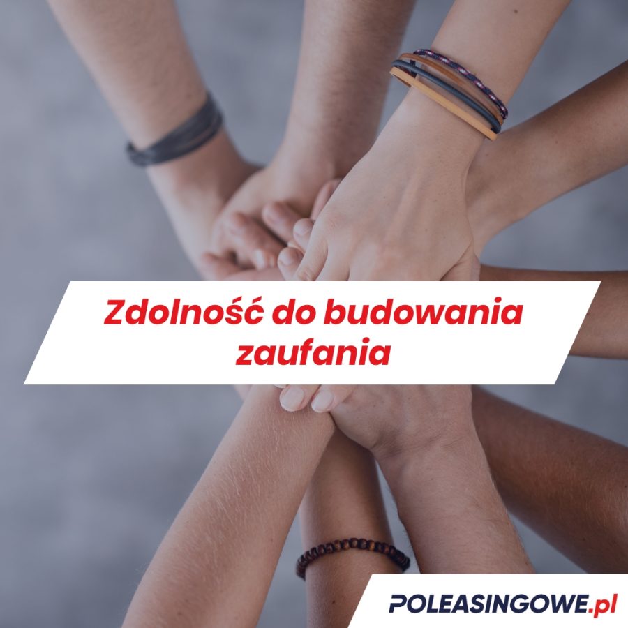 Grupa osób ściskających dłonie, reprezentująca fundamenty zaufania w relacjach z klientami.