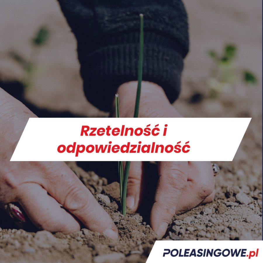 Ręce dbające o sadzonkę, metafora troski, odpowiedzialności i rzetelnego podejścia do klientów.