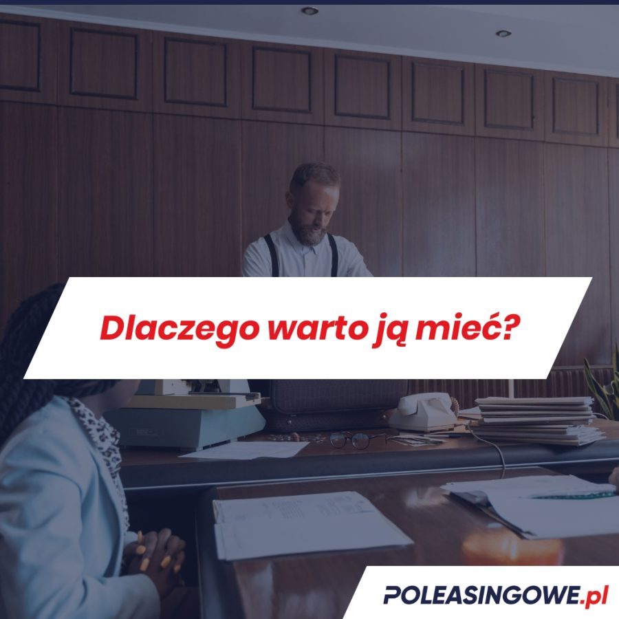 Mężczyzna w białej koszuli i szelkach przegląda dokumenty w biurze. Na pierwszym planie widoczna kobieta w jasnym stroju, siedząca przy biurku. Na zdjęciu znajduje się napis: "Dlaczego warto ją mieć?". Logo Poleasingowe.pl w prawym dolnym rogu.