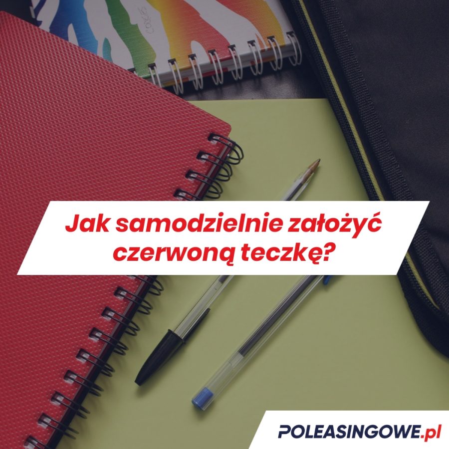 Czerwona spiralna teczka leży na biurku obok długopisów i innych przyborów biurowych. W tle widać kolorowe zeszyty i czarną torbę. Na obrazie znajduje się napis: "Jak samodzielnie założyć czerwoną teczkę?". Logo Poleasingowe.pl w prawym dolnym rogu.