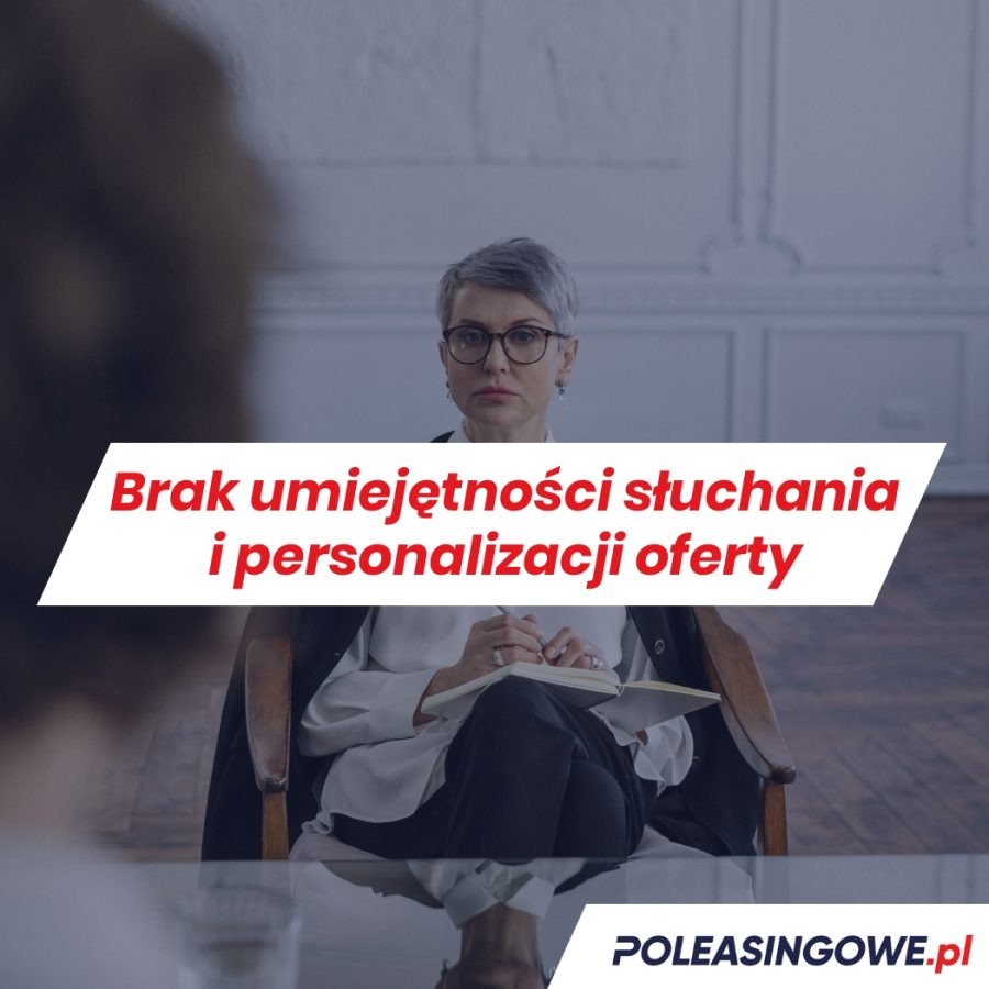 Starsza kobieta w okularach siedzi w fotelu z notatnikiem na kolanach, słuchając rozmówcy. Tekst podkreśla znaczenie personalizacji w sprzedaży polis.