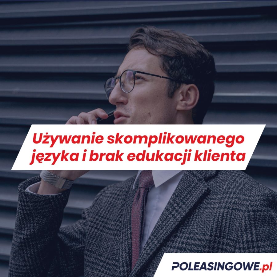 Mężczyzna w okularach, ubrany elegancko, rozmawia przez telefon, wyglądając na zamyślonego. Hasło odnosi się do problemu niezrozumiałego języka w ubezpieczeniach.