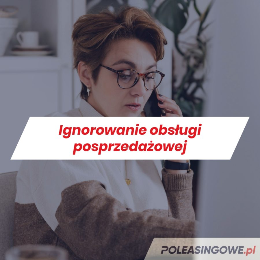 Kobieta w okularach rozmawia przez telefon, sprawiając wrażenie zajętej. Tekst akcentuje problem braku kontaktu z klientami po sprzedaży polisy.