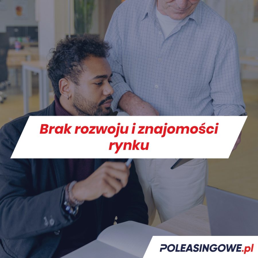 Młodszy mężczyzna w towarzystwie starszego kolegi przegląda dokumenty na tablecie. Hasło zwraca uwagę na konieczność ciągłego rozwoju w branży ubezpieczeniowej.