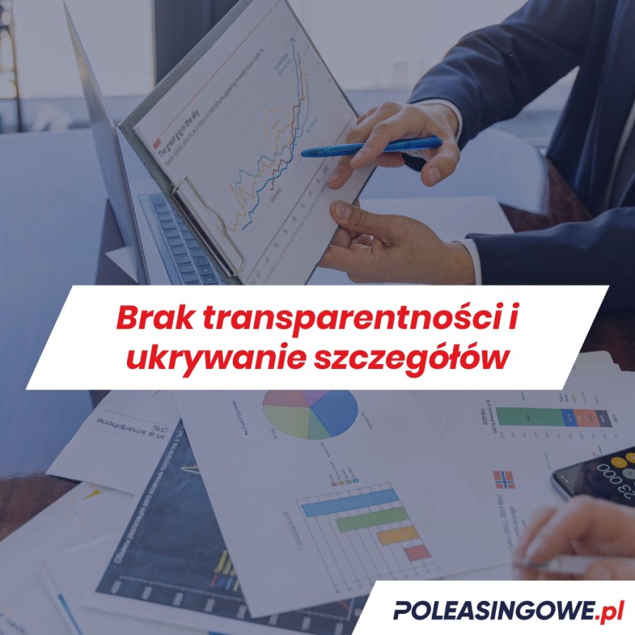 Doradca finansowy analizuje wykresy i dokumenty na laptopie, wskazując na dane za pomocą długopisu. Hasło podkreśla problem ukrywania informacji w branży ubezpieczeniowej.