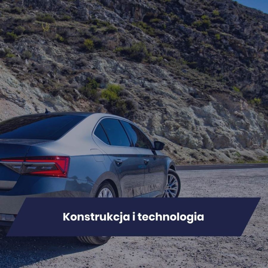 Srebrna Škoda zaparkowana na górskiej drodze z widokiem na skaliste zbocza. Na zdjęciu napis „Konstrukcja i technologia”.