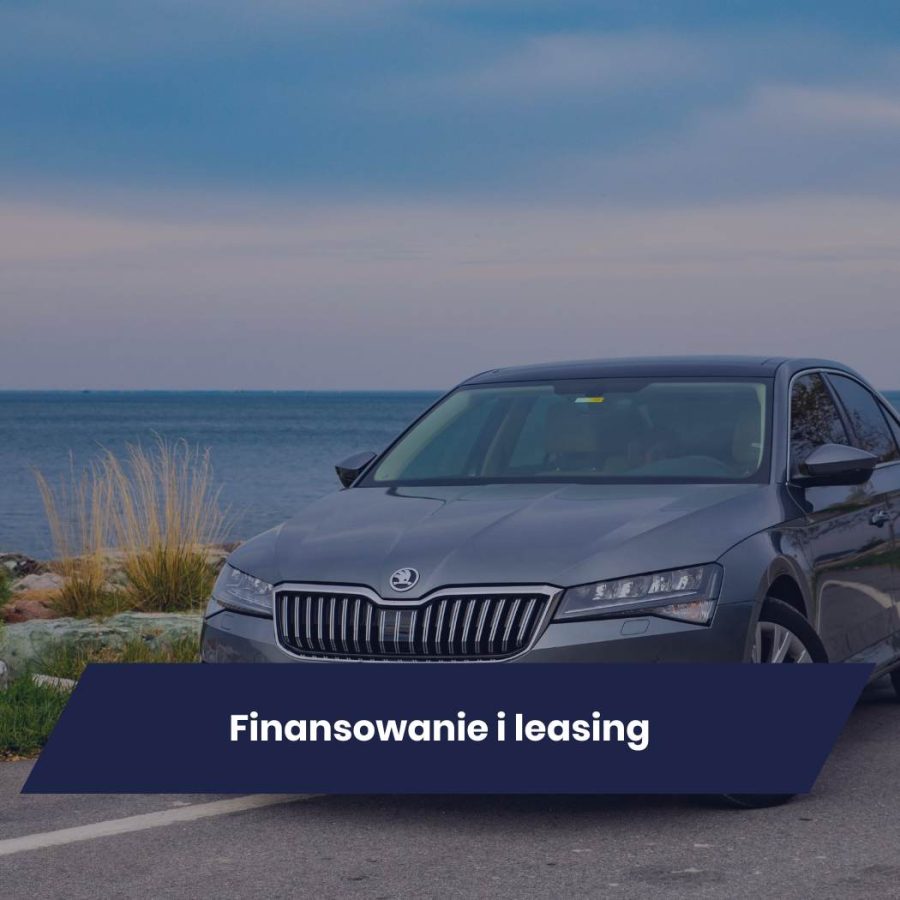 Szara Škoda zaparkowana nad morzem z napisem „Finansowanie i leasing” na ciemnym pasku.