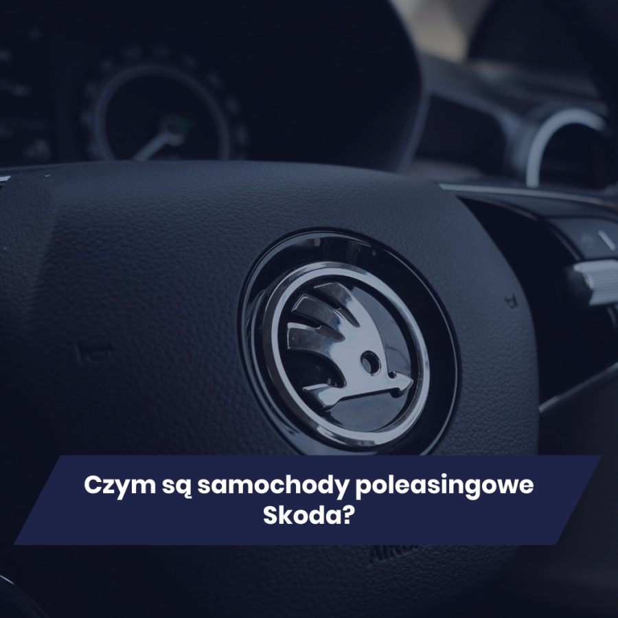 Zbliżenie na logo Skody na kierownicy, nowoczesne wnętrze samochodu.