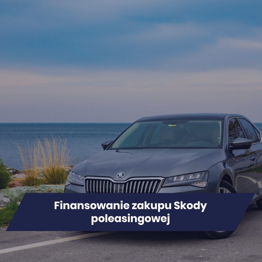 Czarna Skoda Superb zaparkowana przy nadmorskiej drodze, elegancki wygląd auta.