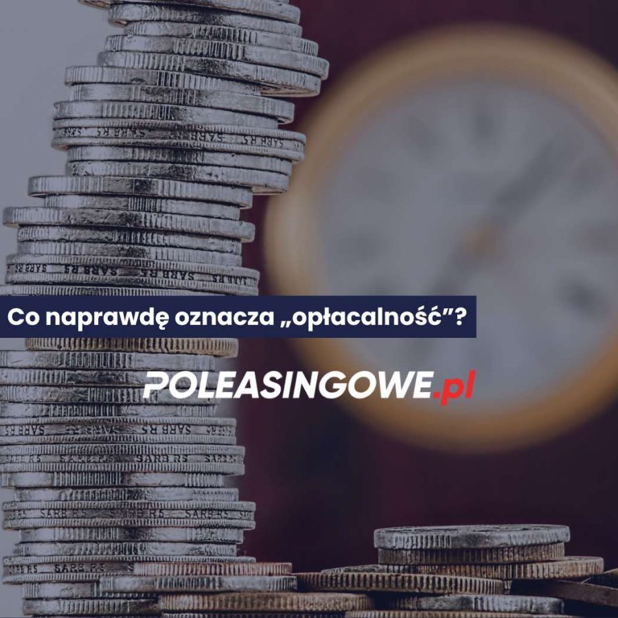Stos monet ustawionych jedna na drugiej na tle zegara symbolizujący opłacalność wyboru napędu w samochodzie.