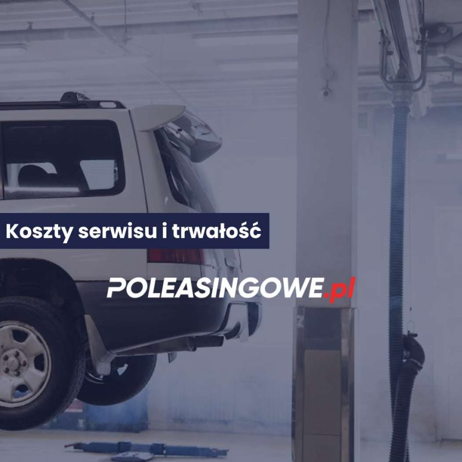 Samochód podniesiony na podnośniku w serwisie – obrazujące koszty eksploatacji i trwałość poszczególnych rodzajów napędów.