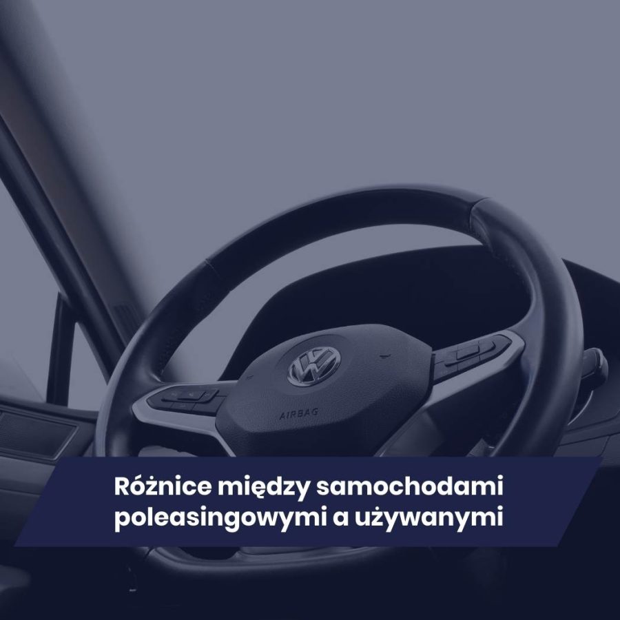 Różnice między samochodami poleasingowymi a używanymi – Zbliżenie na wnętrze Volkswagena, ze szczególnym uwzględnieniem kierownicy. Tekst wskazuje na temat porównania poleasingowych aut z tradycyjnymi używanymi samochodami.

