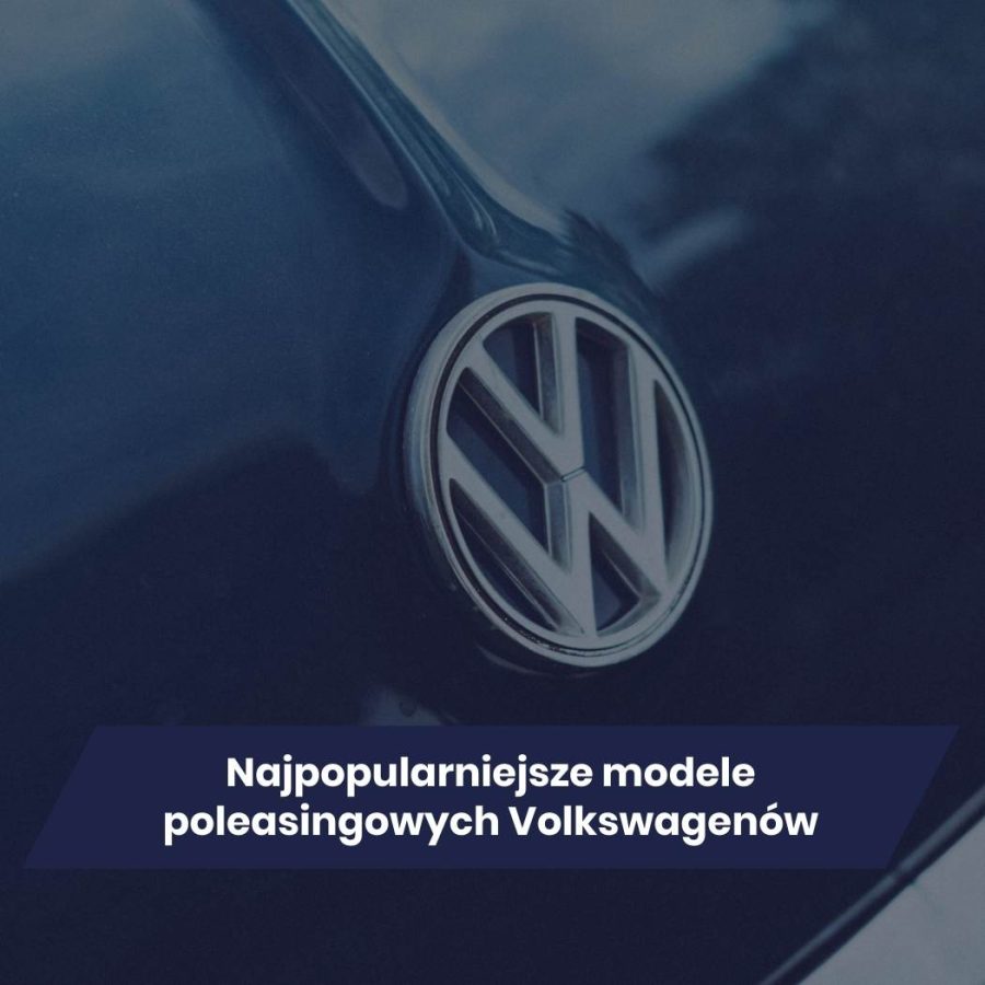 Najpopularniejsze modele poleasingowych Volkswagenów – Zbliżenie na emblemat Volkswagena na masce ciemnego samochodu. Tekst na obrazie nawiązuje do omówienia najbardziej poszukiwanych modeli na rynku wtórnym.