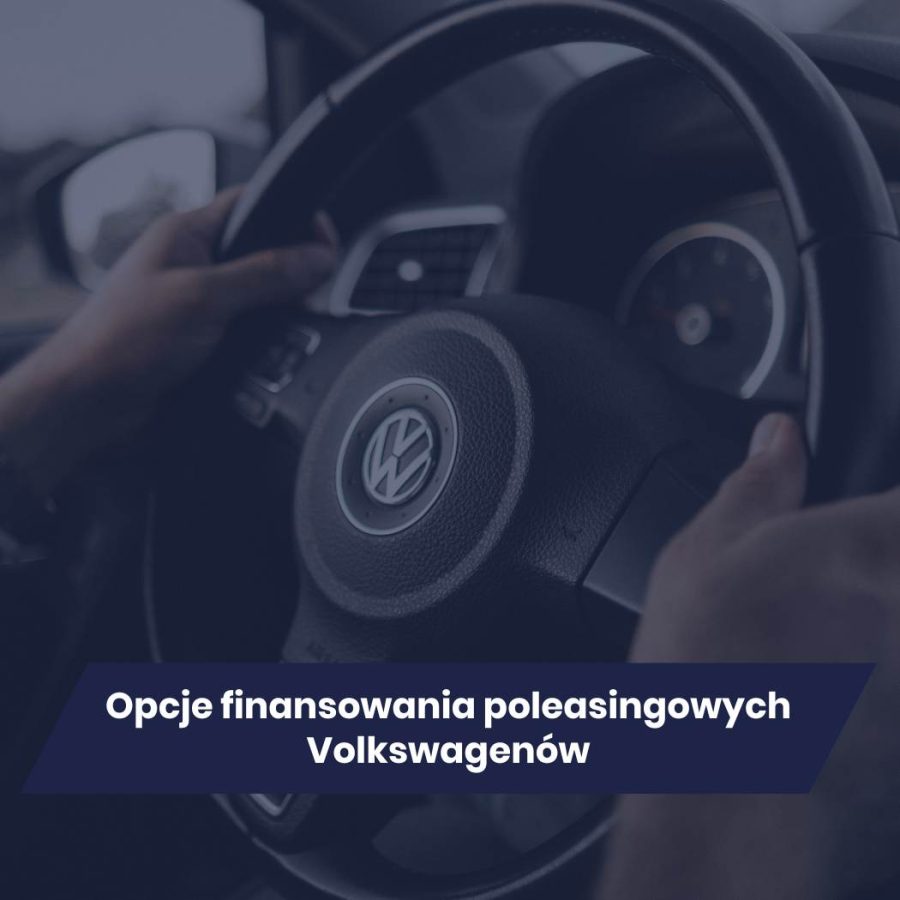 Opcje finansowania poleasingowych Volkswagenów – Zbliżenie na kierownicę samochodu marki Volkswagen, trzymaną przez kierowcę. Tekst na obrazie informuje o dostępnych opcjach finansowania dla poleasingowych modeli.